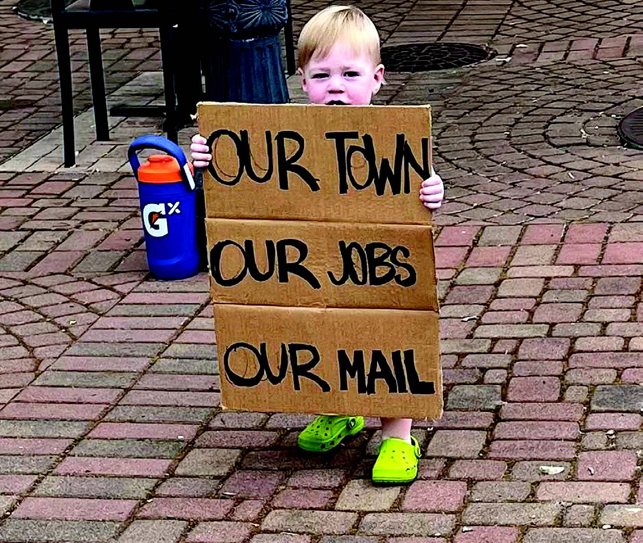 Brooks Daniel, son of Southern Oregon Area Local President Jeremy Schilling, rallies for the People’s Post Offi ce.