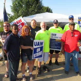 APWU Greater Cincinnati Area Local members and officers with UAW strikers